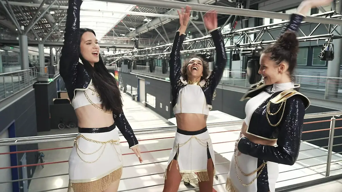 Ross Antony has a whole pharmacy with him and SHE couldn't sleep half the night