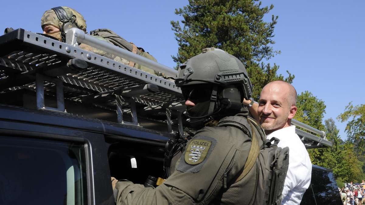 Helicopter, water cannon: blue light spectacle in Schlüchtern