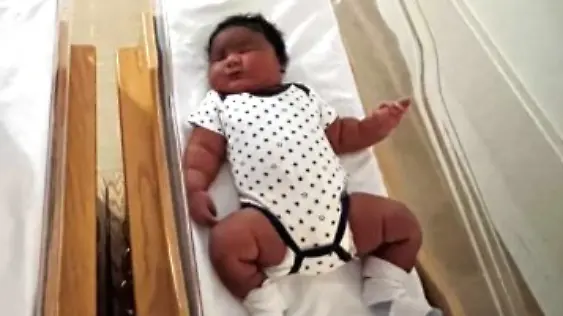Baby weighs 5.9 kilograms at birth – breaking a record!