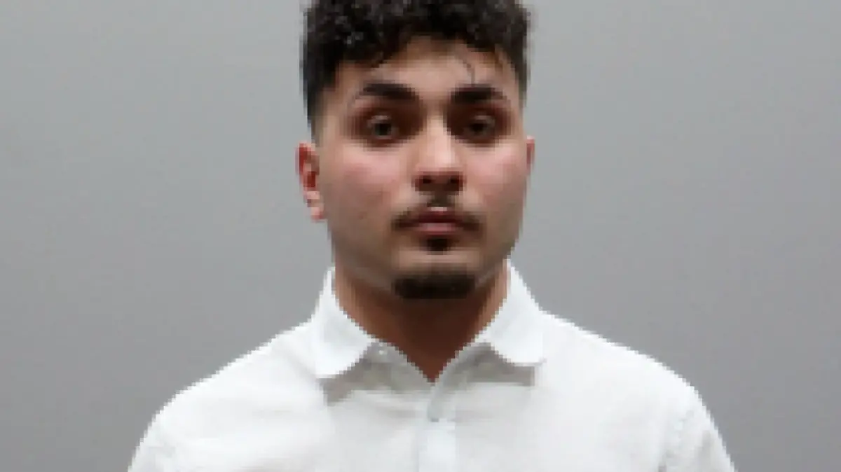 On the run in chains! Police warn about this man