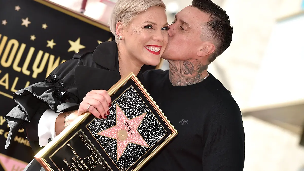 The collar is bursting with pink! Is she separated from her husband?