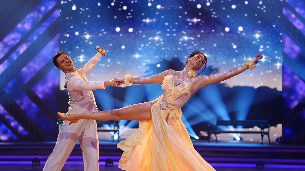 Betty Taube and Alexandru Ionel enchant with their Viennese waltz