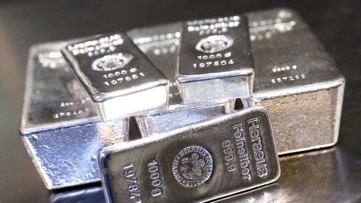 Fake police officer steals gold and silver from senior citizen