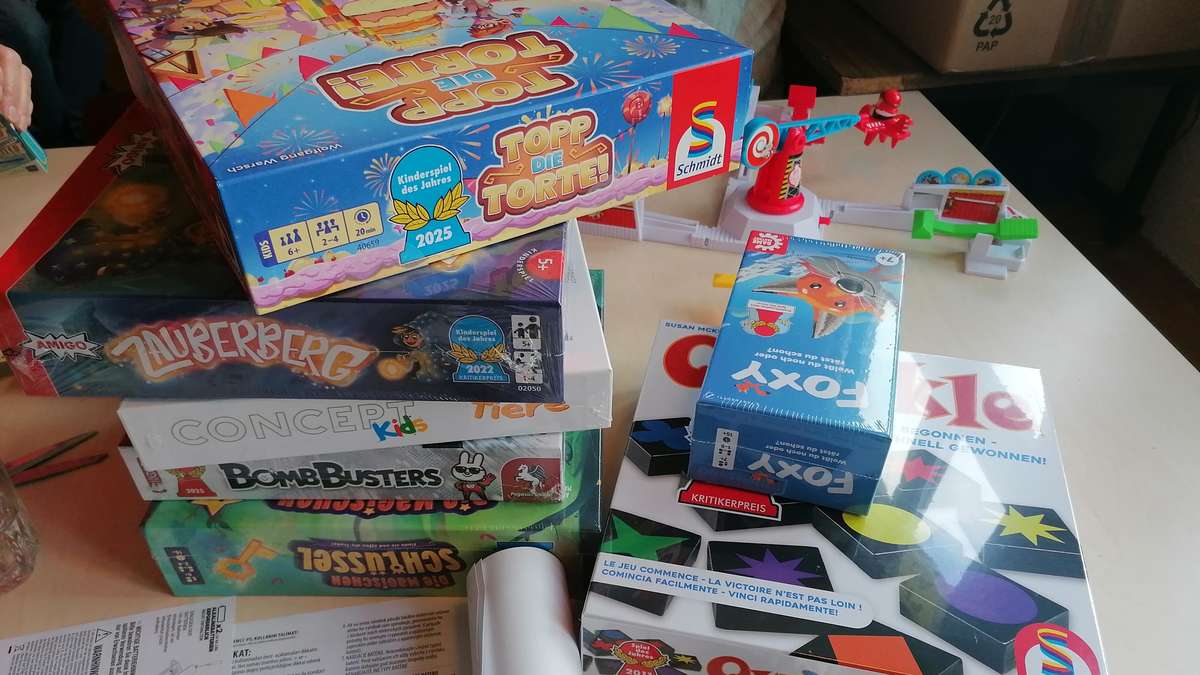 Dorftreff Schmalnau receives game package from the Game of the Year club