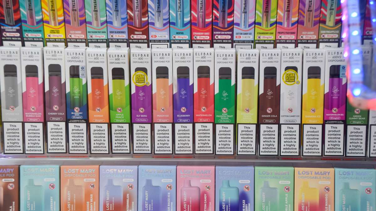 Masked thief steals vapes worth 1,300 euros