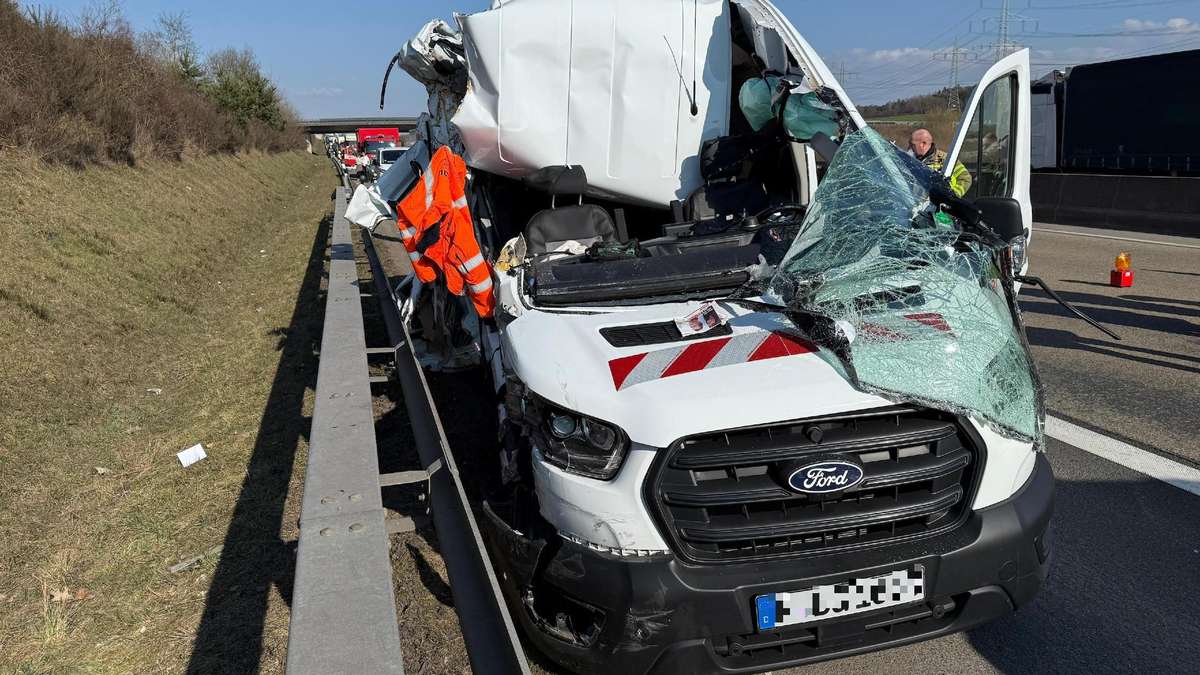 Serious accident near Fulda: Transporter crashes into dump truck