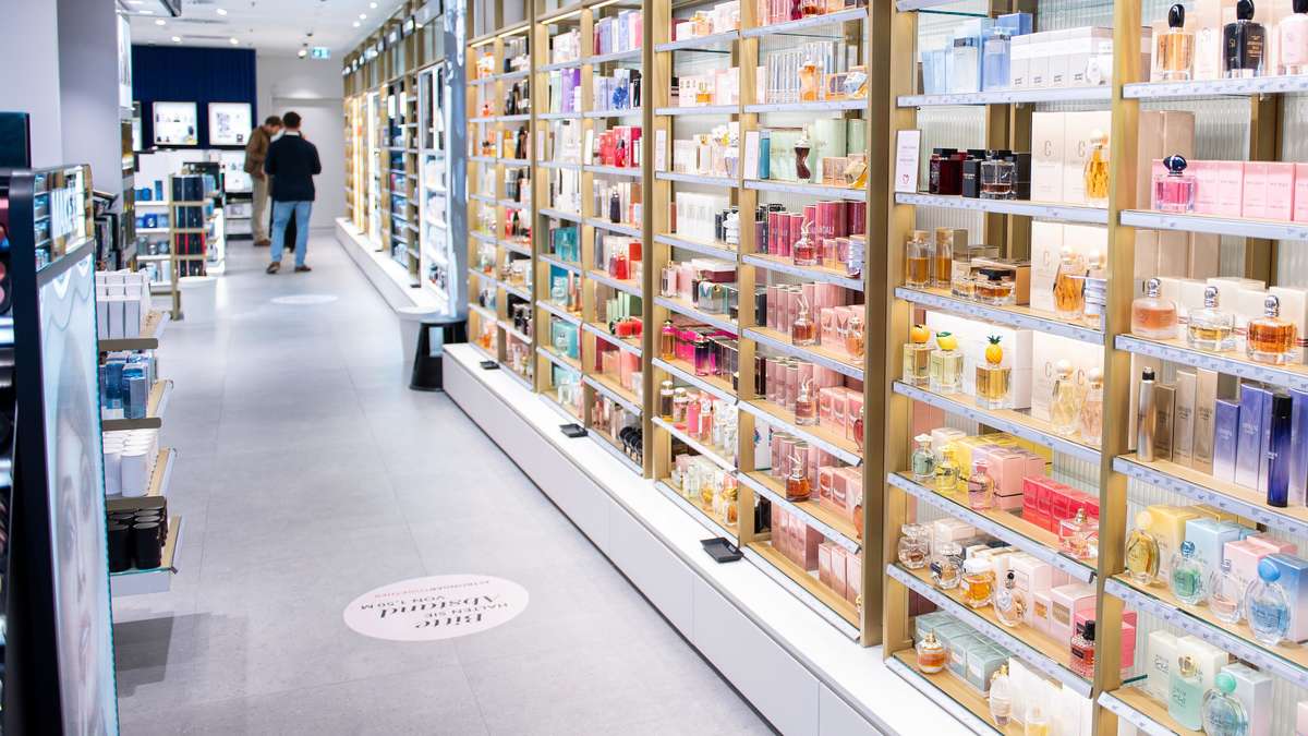 Unknown witness foils major perfume theft in drugstore