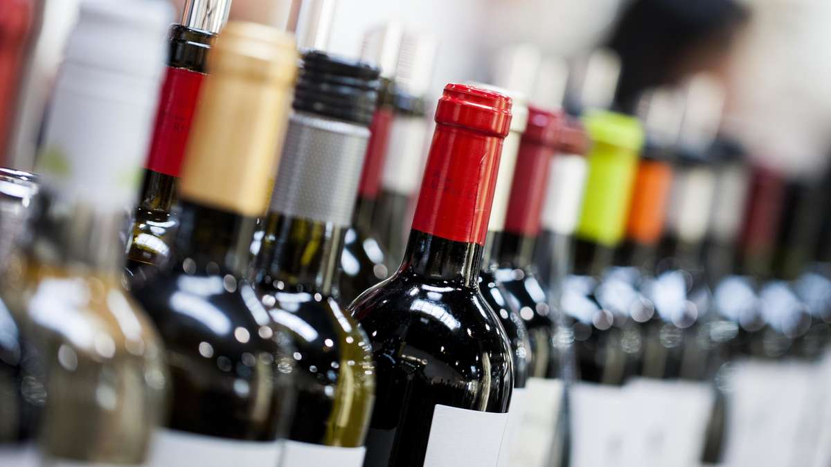 Theft with weapons? Drunk man drinks in discount store