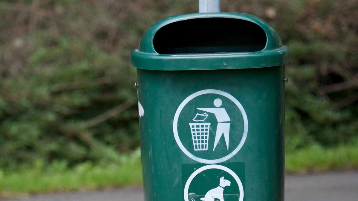 Fire brigade in Schlitz extinguishes burning dog bag trash can