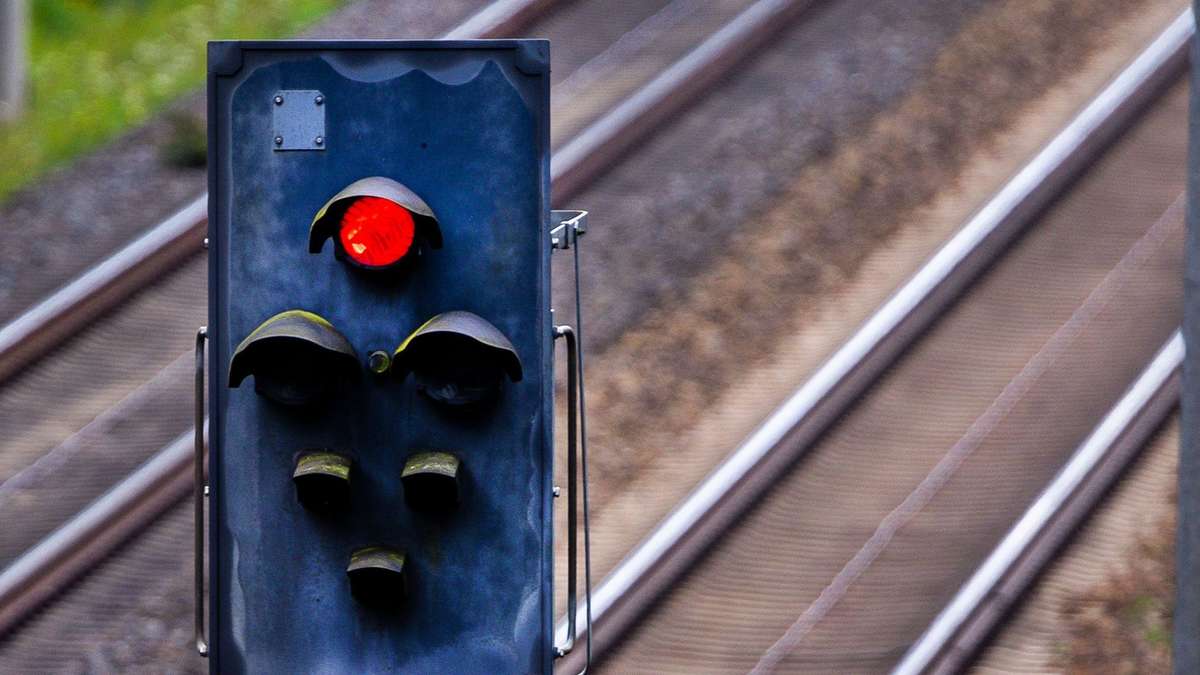 Eleven trains late: man climbs onto signal bridge