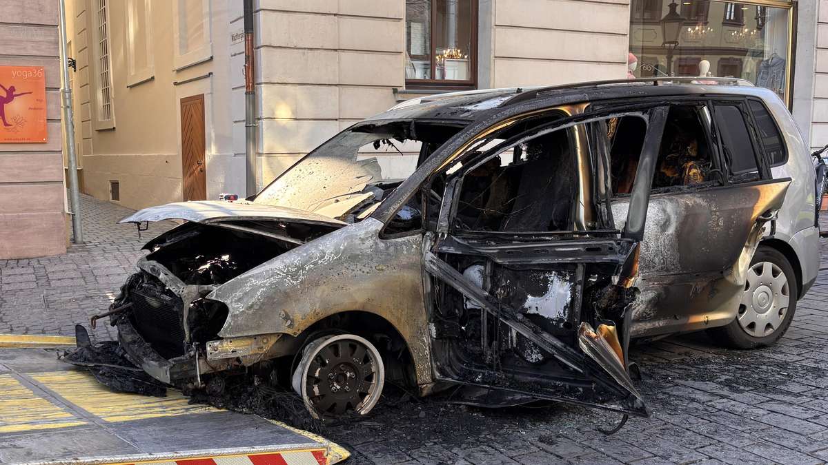 Car burns in Fulda's old town – Friedrichstrasse is completely closed