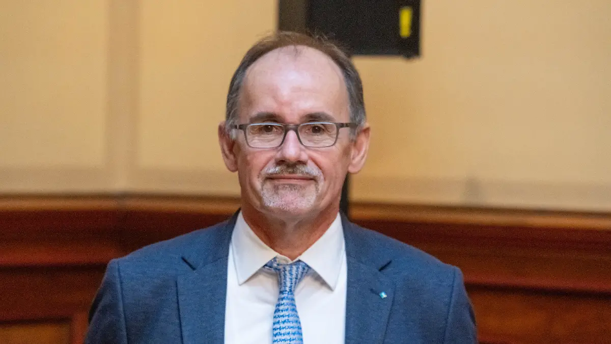 Economics Minister Wolfgang Blank is on the phone again after a serious accident