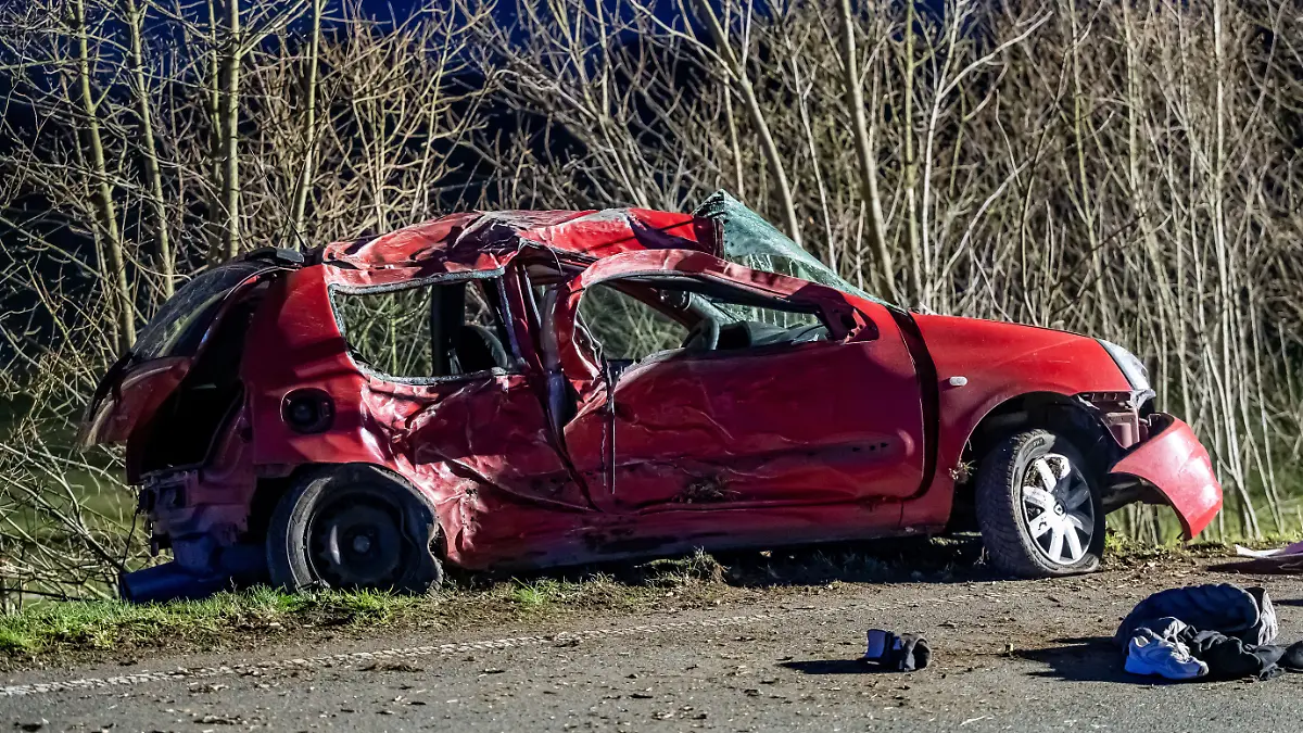 Car crashed into tree! 17-year-old dies after a traffic accident near Halver