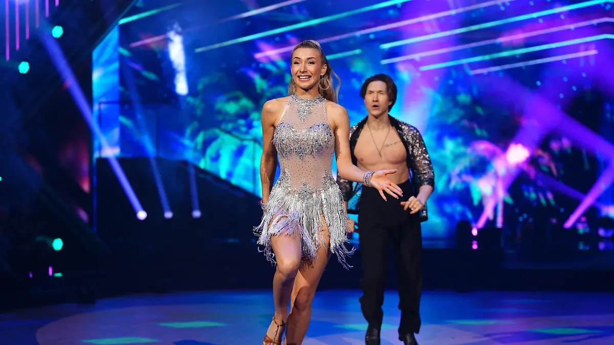 Anna-Carina Woitschak fights against right-left weakness