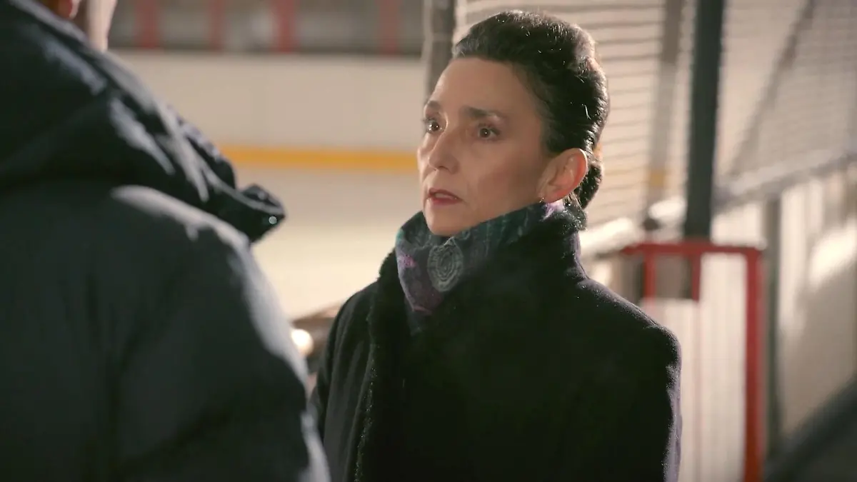 Does Simone believe Deniz or Joana?