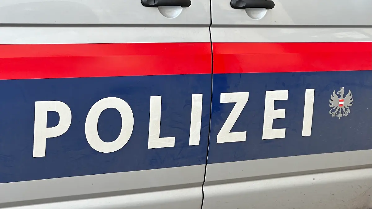 German coach collides with car – 24 injured, two seriously