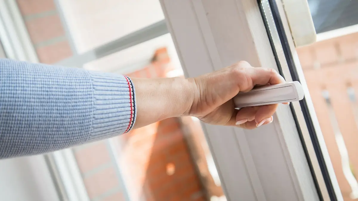 Spring cleaning: window cleaning tips against burglars