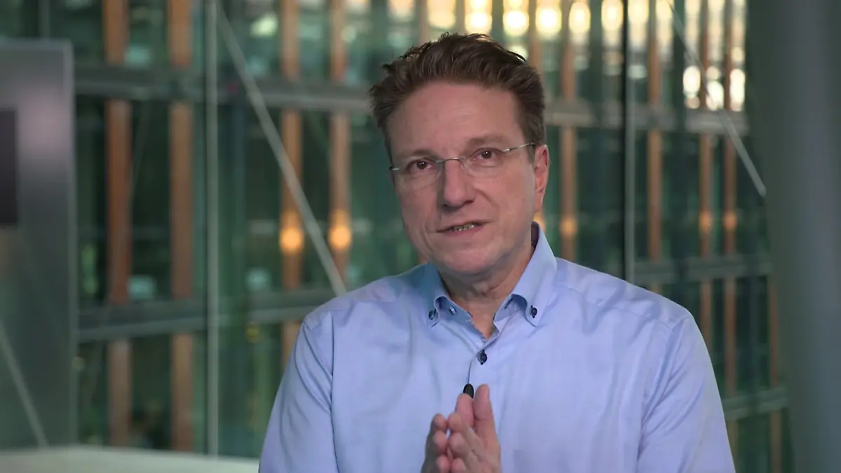 Book your summer vacation NOW or would you rather wait? That's what travel expert Ralf Benkö says