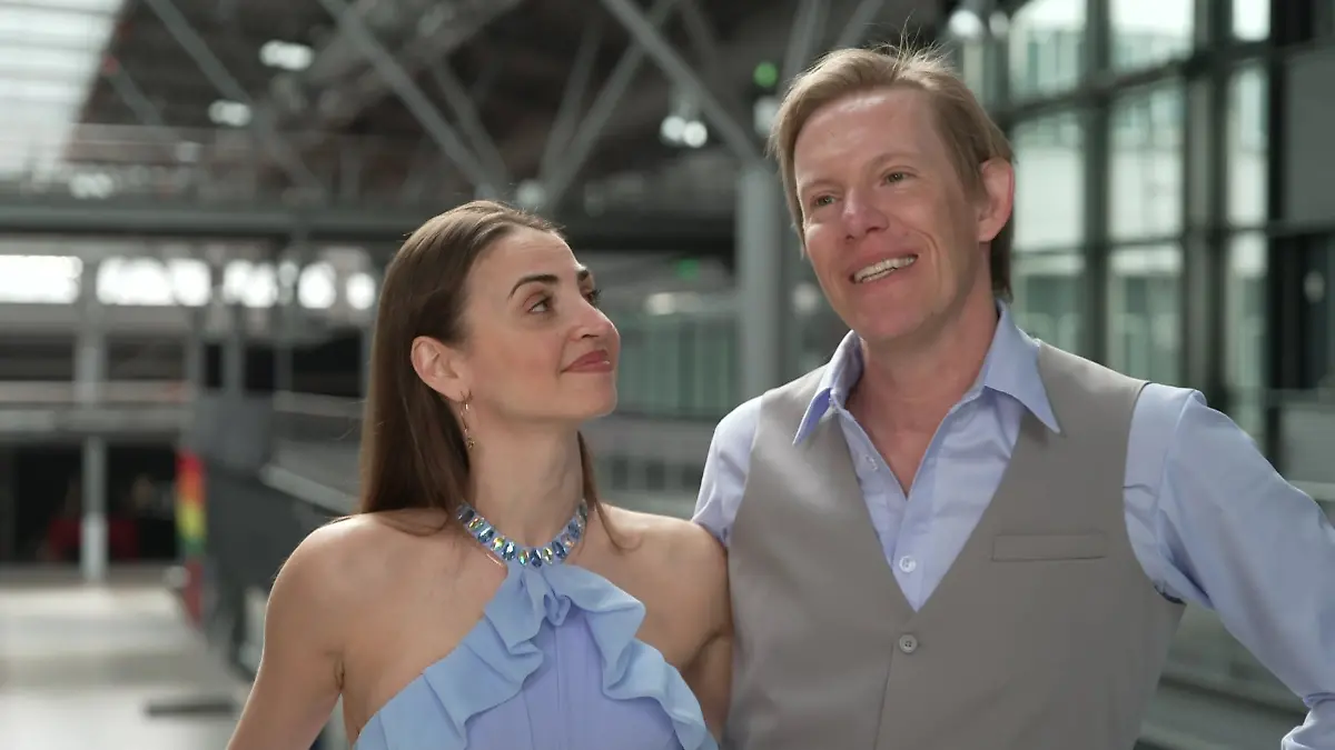 In show 2, comedian Simon Gosejohann suddenly has to get “naked”.