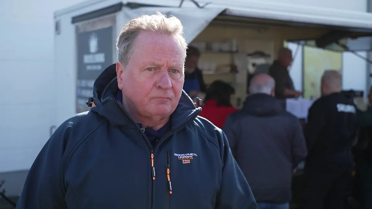 Fans collect for wheelchair for internet star