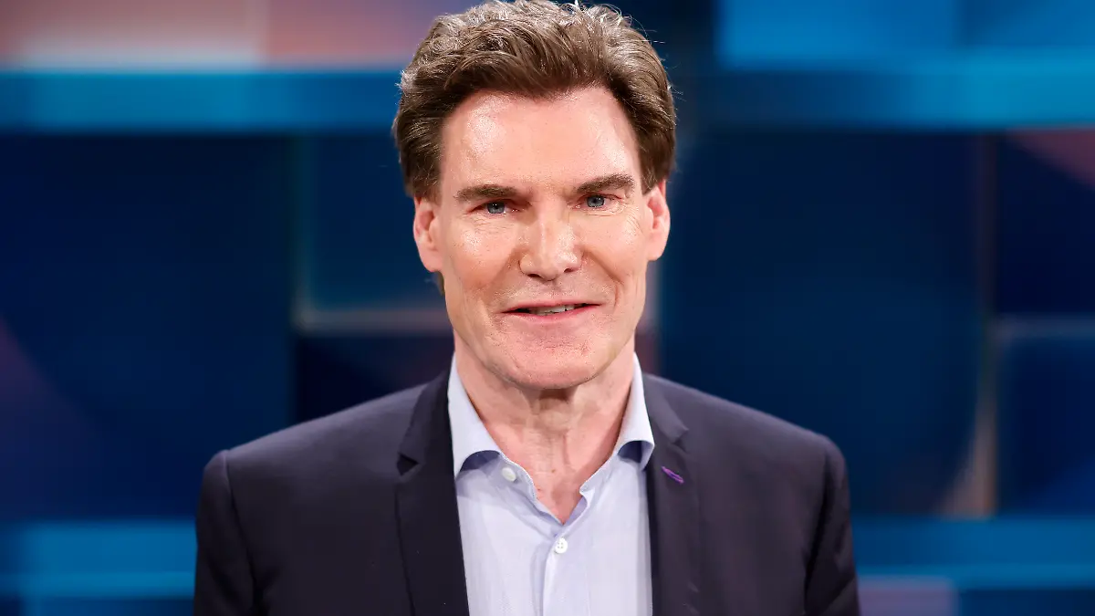 Carsten Maschmeyer's son runs through the desert with his wife and daughter (1)!