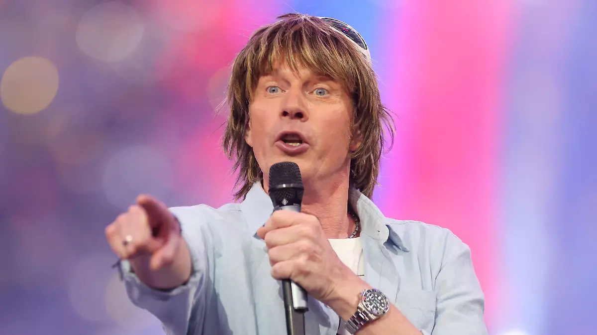 Here he shows us his family – his wife and children in public for the first time!