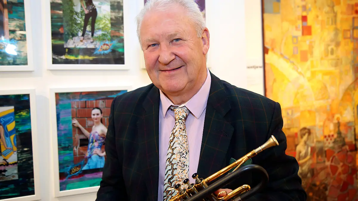 Shock moment on live TV – folk musician collapses