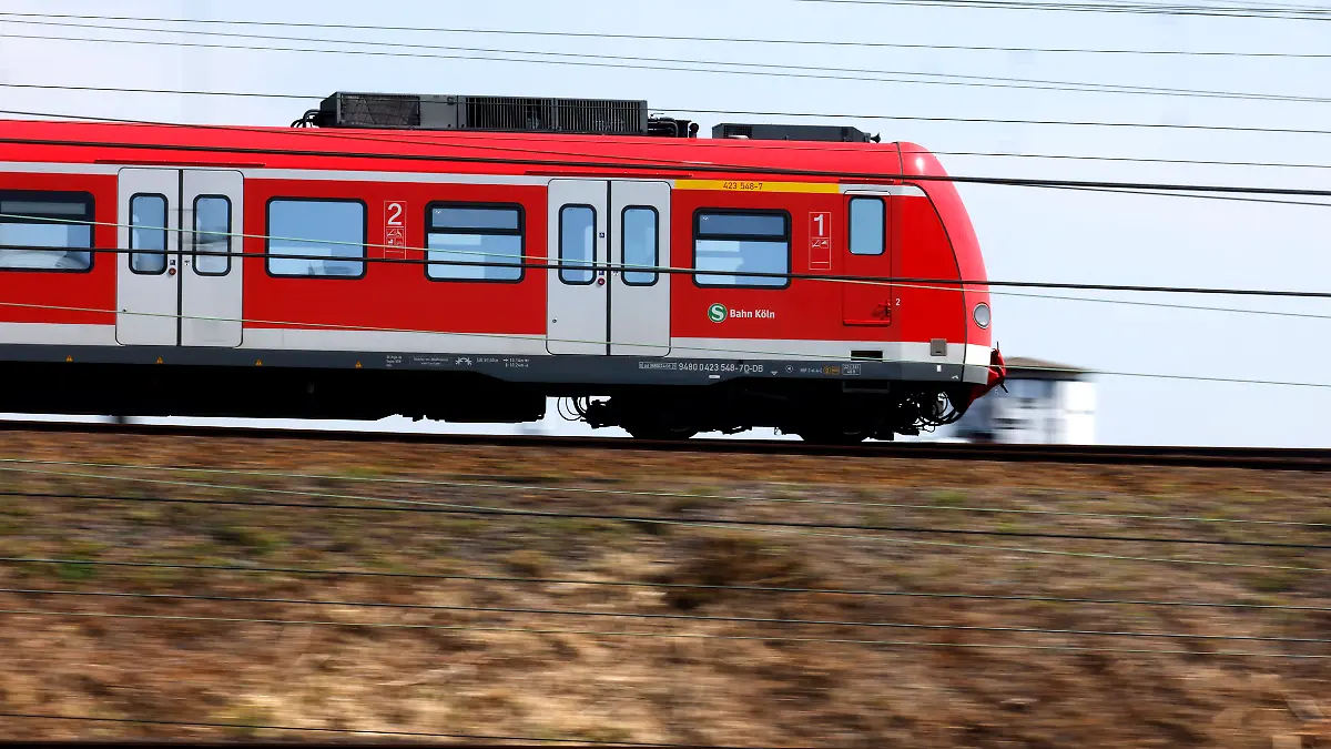 S-Bahn hits overhead line – 65 people evacuated