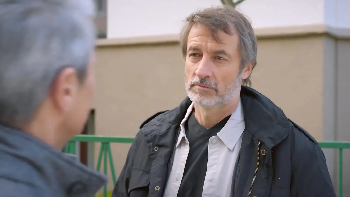 Does Jori suspect Benedikt?