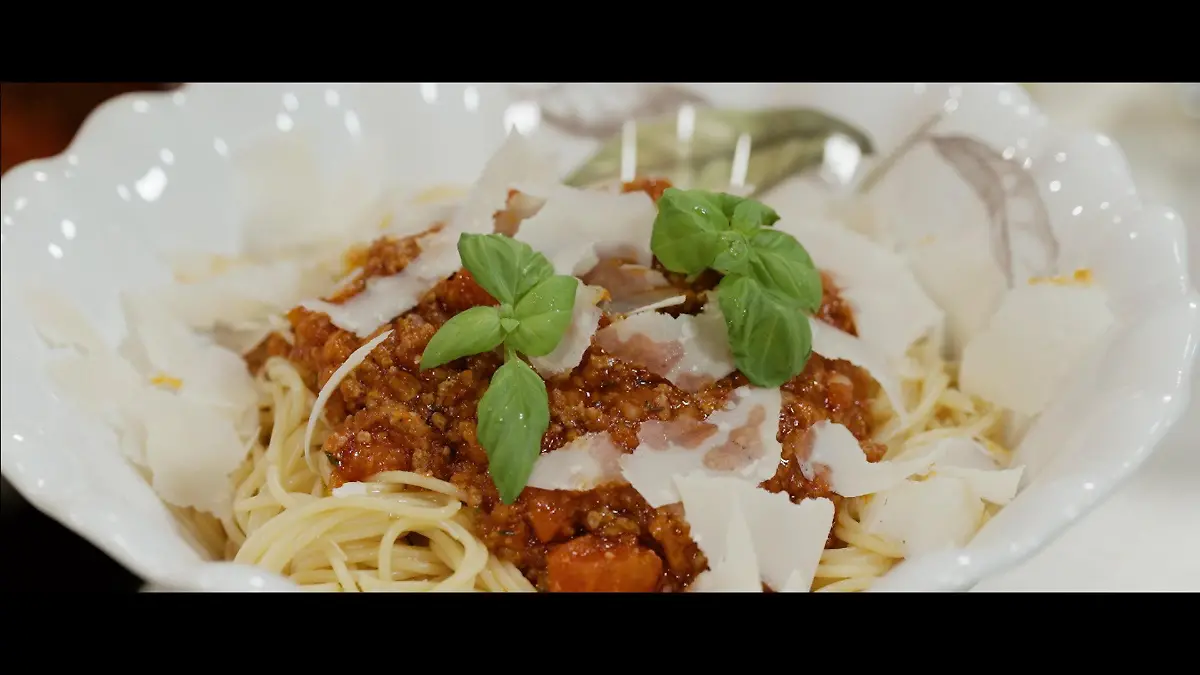 Johann Lafer’s Spaghetti Bolognese – juicy, tomatoey, hearty!