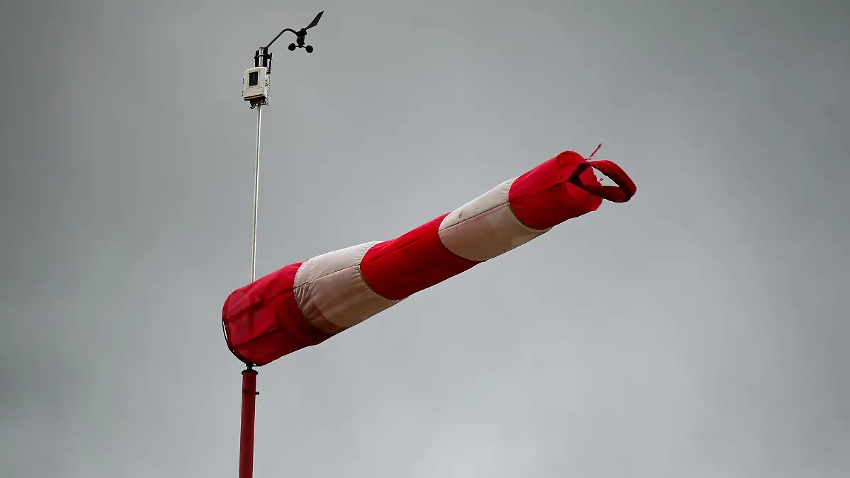 Rescue operation for whale Timmy is stalled by strong winds and squalls