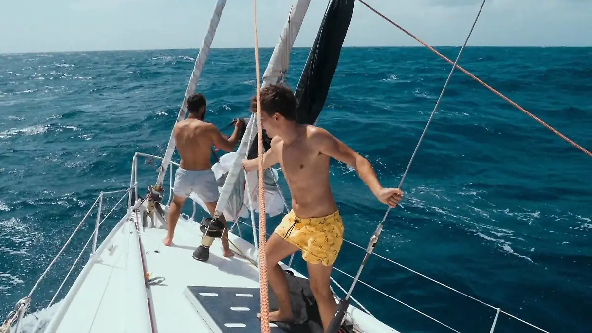 Four friends without a plan on a trip around the world – their dream almost failed!