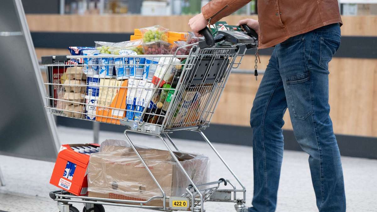 Aldi employee stops brazen thieves with full shopping cart