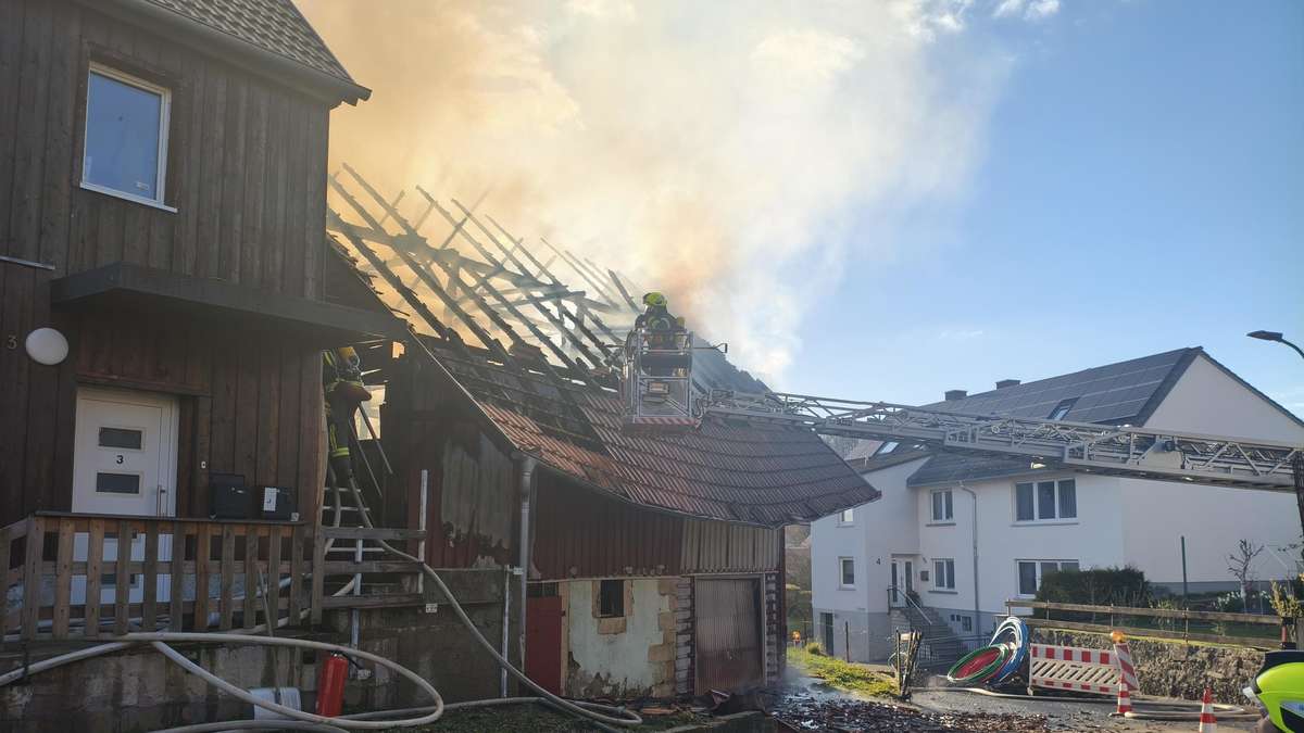 Fire near Schlüchtern: 50 rescuers fight barn fire