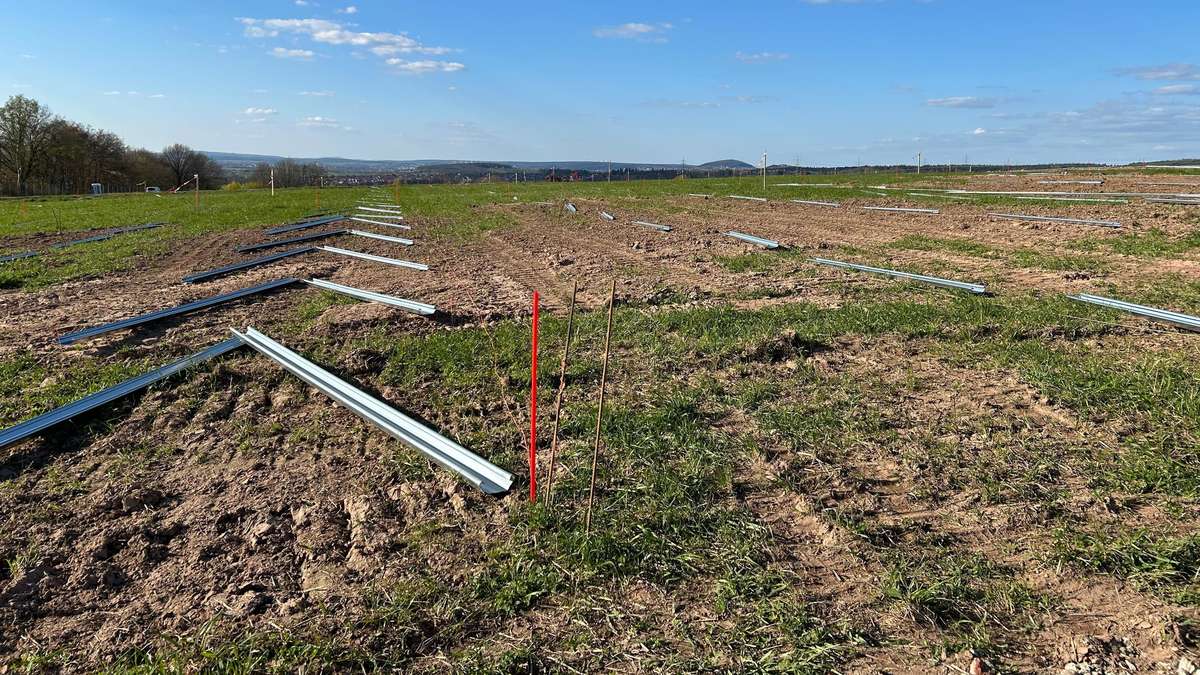 The largest solar park in the Fulda district is being built on the A7