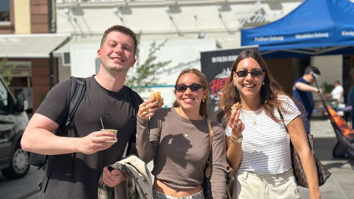 Fuldaer Zeitung grills Hessentagswurst on Uniplatz