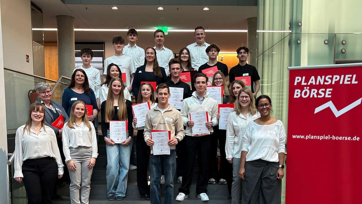 Robert Gisebet wins the stock market simulation game