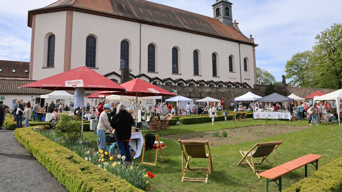 Numerous visitors to the monastery market on the Frauenberg in Fulda