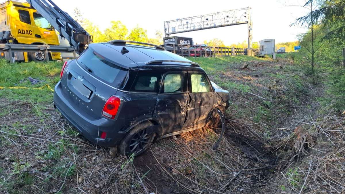 Mini Cooper crashes into guardrail on A7 near Fulda
