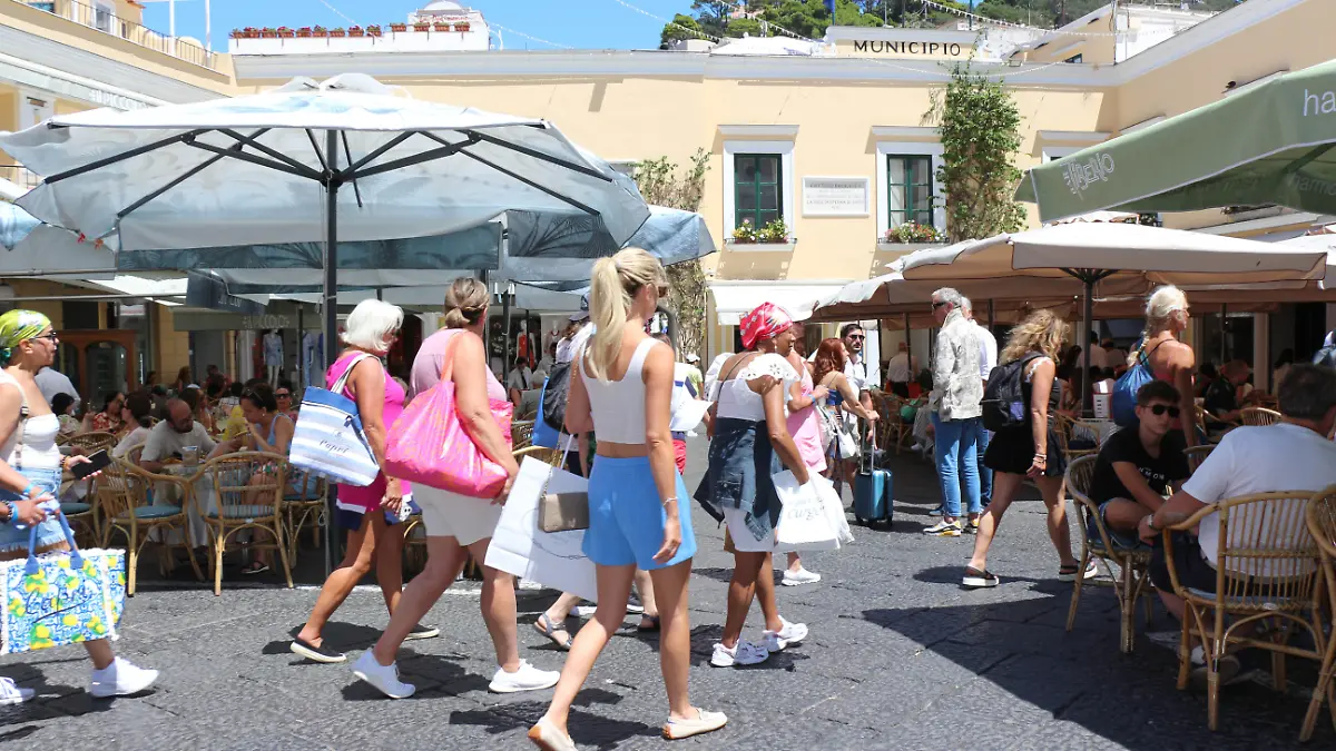 Chattering at tourists costs a fine of 500 euros