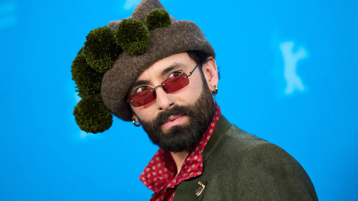 She announces her new love in the podcast