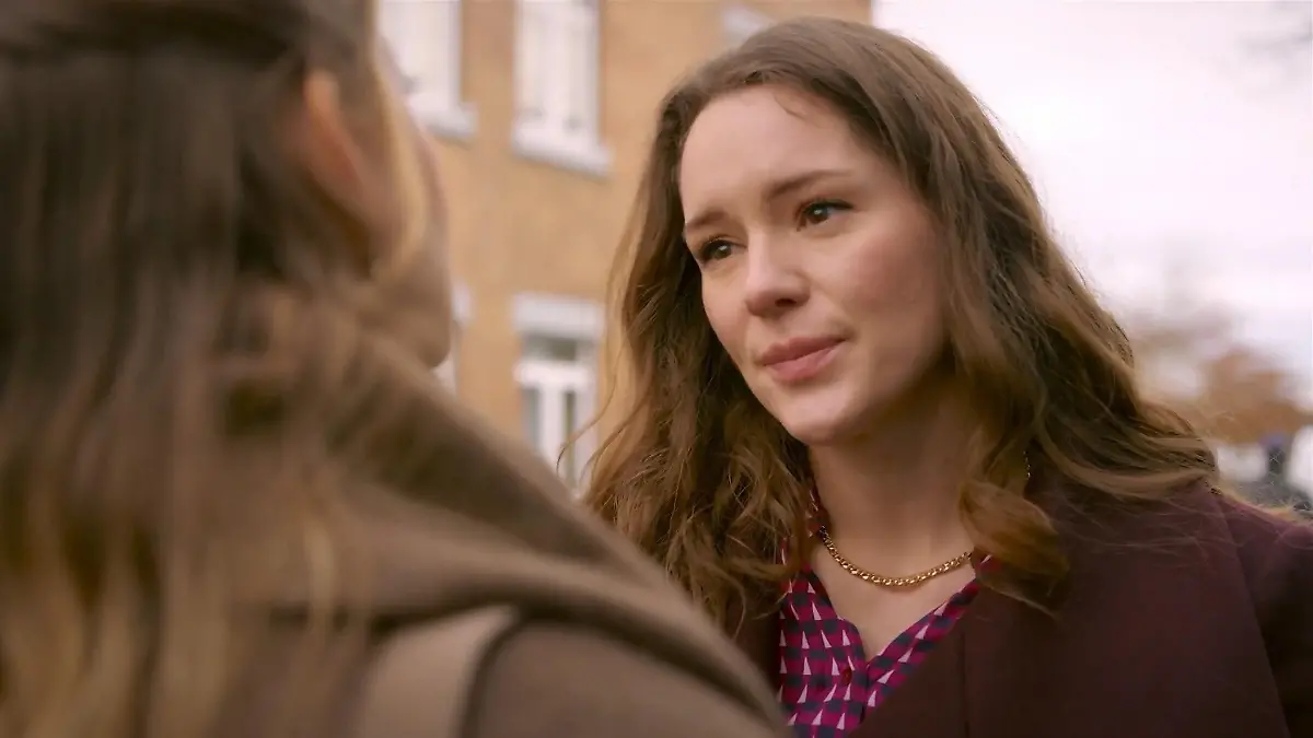 Emma meets Nathalie unsuspectingly