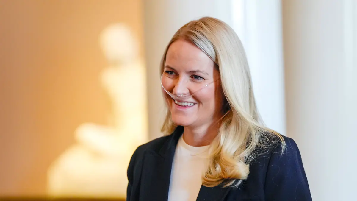 Worried about Mette-Marit! Here the Norwegian Crown Princess appears with an oxygen device