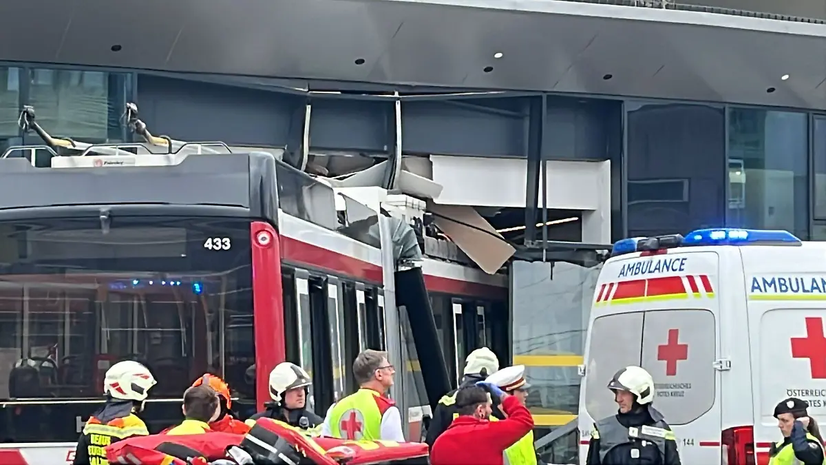 Bus crashes into supermarket in Salzburg – one person dead