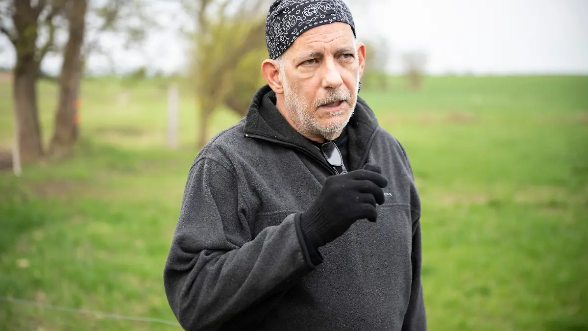 “Whale guru” Sergio Bambaren sings for humpback whale Timmy – rescue is getting closer