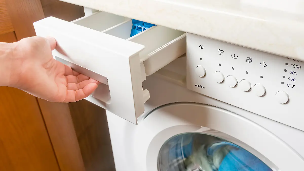 Why water in the fabric softener compartment of a new washing machine? Cause and solution
