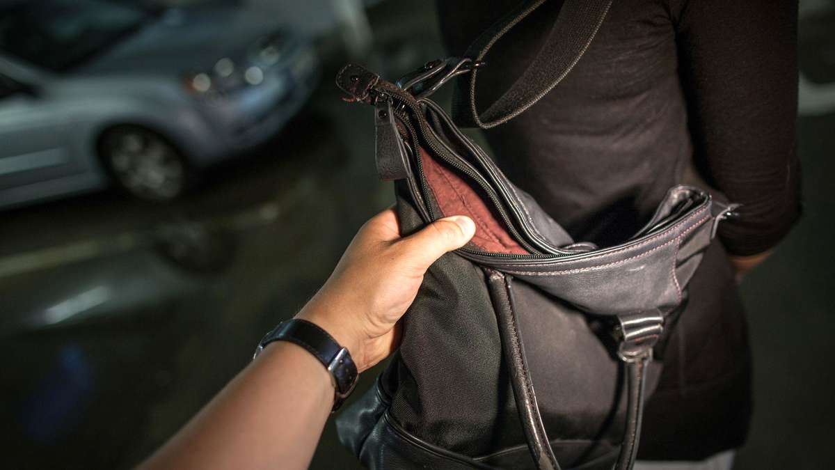 Unknown people steal from woman in Fulda: money and documents gone