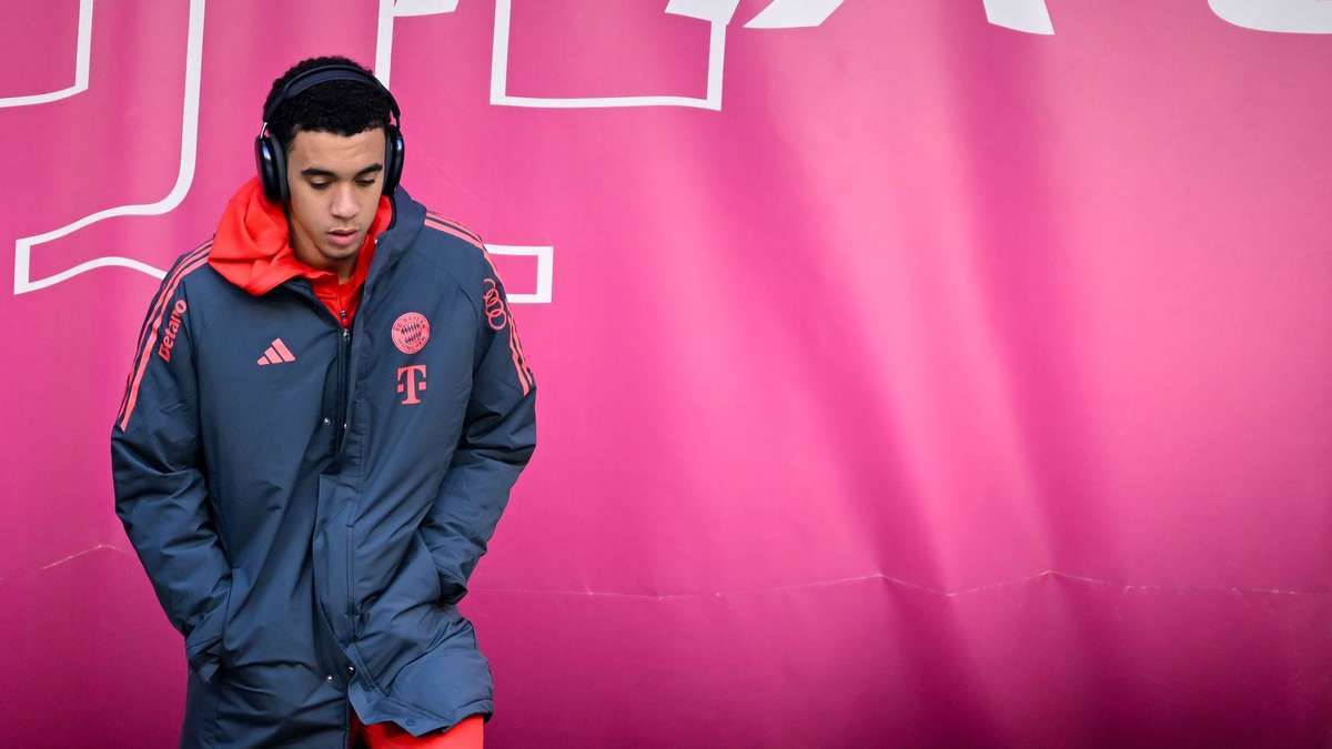 Bayern star Jamal Musiala causes an accident in a sports car