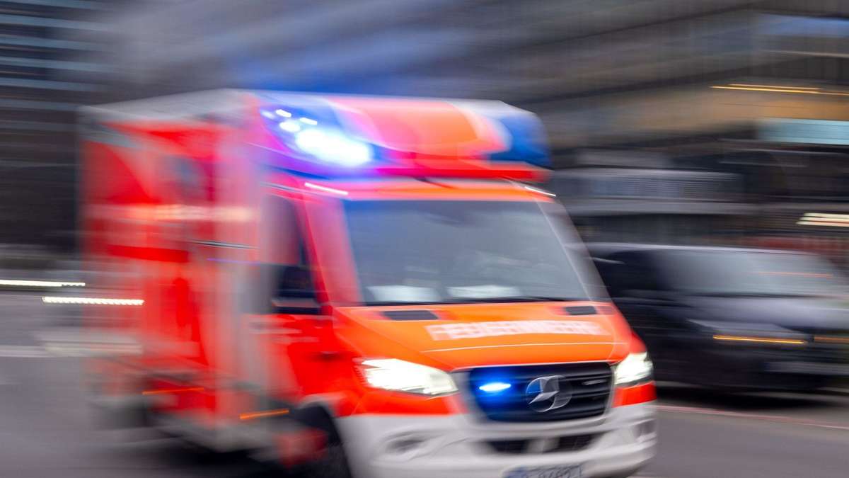 A motorcyclist in the Rhön falls backwards from her bike