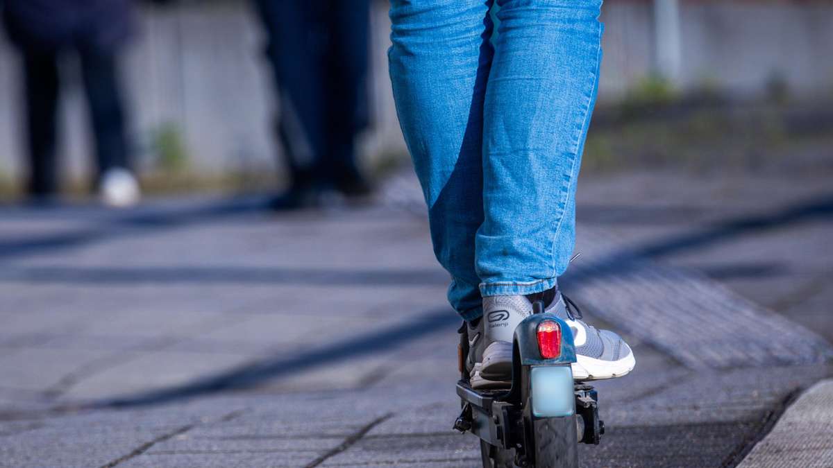 Fatal accident on cycle path: car hits e-scooter driver